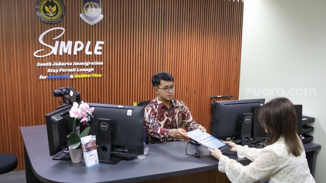 Petugas melayani warga yang mengurus dokumen kependudukan di Mal Pelayanan Publik, Jakarta, Jumat (10/04/2026). [Suara.com/Alfian Winanto]