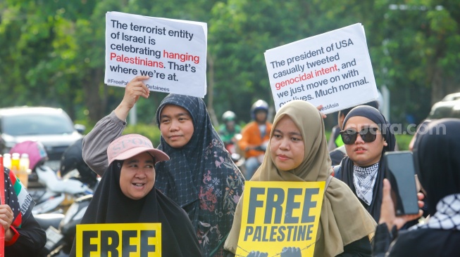 Massa menggelar Aksi Jumat untuk Palestina di depan Kedutaan Besar Amerika Serikat, Jakarta, Jumat (10/4/2026). [Suara.com/Alfian Winanto]
