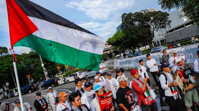 Massa menggelar Aksi Jumat untuk Palestina di depan Kedutaan Besar Amerika Serikat, Jakarta, Jumat (10/4/2026). [Suara.com/Alfian Winanto]
