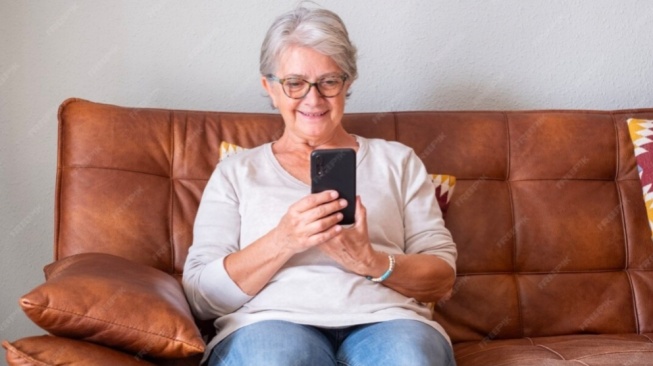 Cari HP Buat Eyang? Ini 7 Pilihan HP dengan Speaker Nyaring Biar Gak Perlu Teriak-Teriak