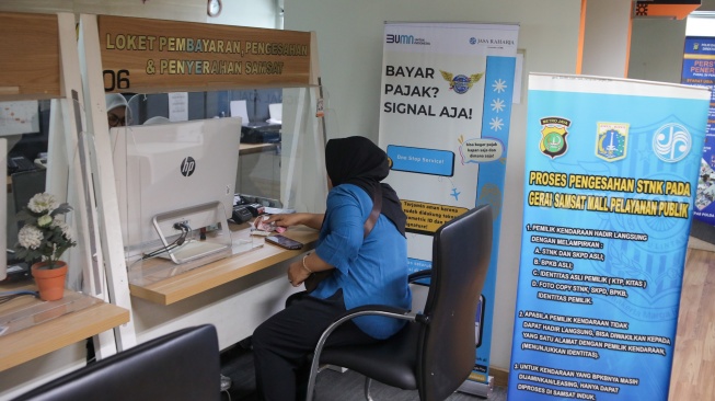 Petugas melayani warga yang mengurus dokumen kependudukan di Mal Pelayanan Publik, Jakarta, Jumat (10/04/2026). [Suara.com/Alfian Winanto]