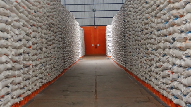 Perum Bulog bersama pemerintah terus memperkuat strategi pengelolaan Cadangan Beras Pemerintah melalui peningkatan serapan dalam negeri, distribusi yang merata, serta penguatan sistem logistik pangan (Dok: Bulog)