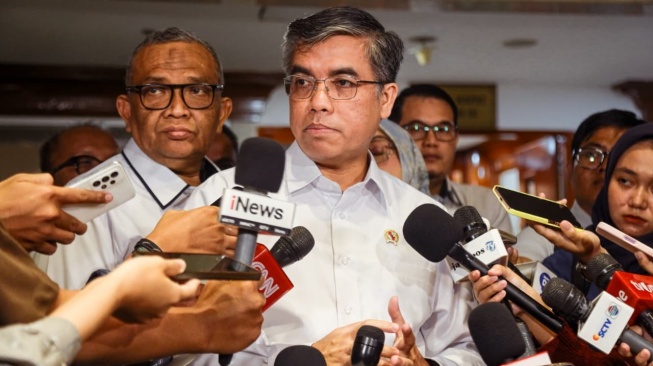 Menaker Yassierli sebutkan bahwa dalam Program Magang Nasional 2026, pemerintah menargetkan semakin terbukanya akses pengalaman kerja, meningkatnya kesiapan lulusan memasuki pasar kerja, serta semakin kuatnya keterhubungan antara dunia pendidikan dan dunia industri (Dok: Kemnaker)