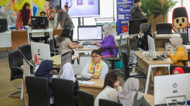 Petugas melayani warga yang mengurus dokumen kependudukan di Mal Pelayanan Publik, Jakarta, Jumat (10/04/2026). [Suara.com/Alfian Winanto]