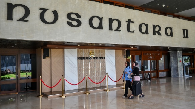 Pegawai berjalan di kawasan Gedung Nusantara II, Kompleks Parlemen, Senayan, Jakarta, Jumat (10/4/2026). [ANTARA FOTO/Rivan Awal Lingga /wsj]