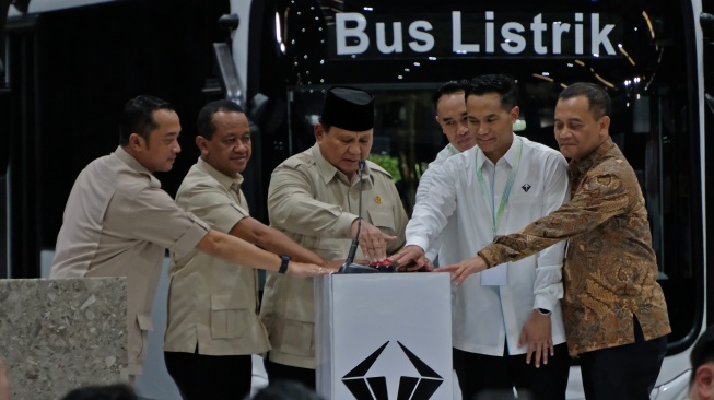 Presiden Prabowo Subianto bersama Menteri Sekretaris Negara Prasetyo Hadi, Menteri ESDM Bahlil Lahadalia, Komisaris Utama PT VKTR Teknologi Mobilitas Tbk, Anindya N Bakrie dan Gubernur Jawa Tengah Ahmad Luthfi menekan tombol saat meresmikan pabrik perakitan kendaraan niaga berbasis listrik PT VKTR Sakti Industries di Magelang, Jawa Tengah, Kamis (9/4/2026). [Antara]