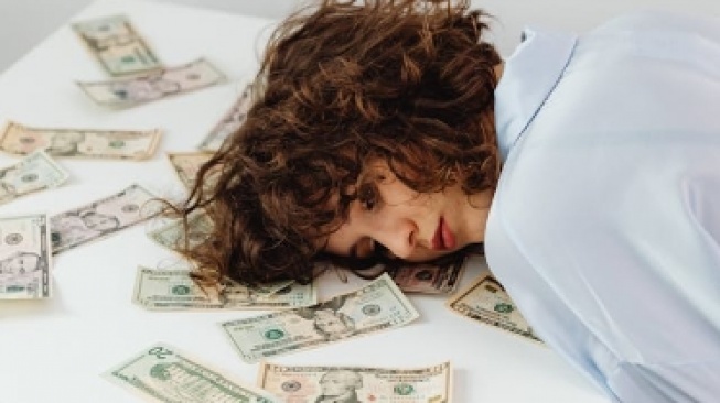 Gaji Minimum, Beban Maksimum: Krisis Mental Health Para Pekerja UMR