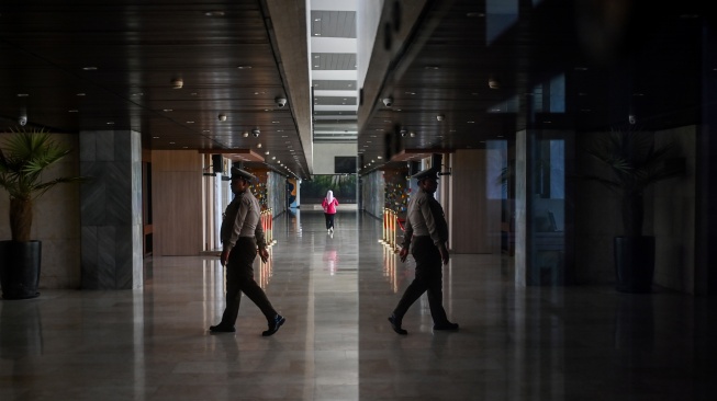 Petugas Pengamanan Dalam (Pamdal) berpatroli di Gedung Nusantara II, Kompleks Parlemen, Senayan, Jakarta, Jumat (10/4/2026). [ANTARA FOTO/Rivan Awal Lingga /wsj]