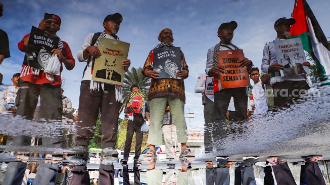 Massa menggelar Aksi Jumat untuk Palestina di depan Kedutaan Besar Amerika Serikat, Jakarta, Jumat (10/4/2026). [Suara.com/Alfian Winanto]
