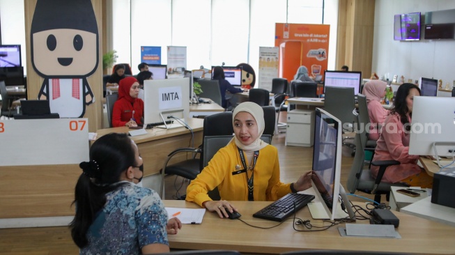 Petugas melayani warga yang mengurus dokumen kependudukan di Mal Pelayanan Publik, Jakarta, Jumat (10/04/2026). [Suara.com/Alfian Winanto]