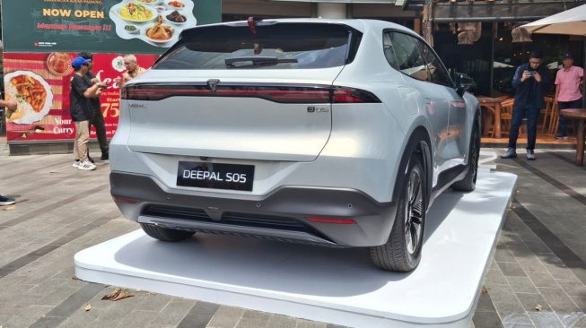 Changan memperkenalkan Deepal S05 REEV yang menjadi model Range Extender Electric Vehicle (REEV) pertama yang tampil di Indonesia. (Foto: SUARA.COM/Michele Alessandra)