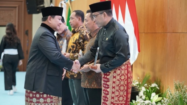 Presiden RI Prabowo Subianto menegaskan pentingnya melestarikan pencak silat sebagai bagian tak terpisahkan dari budaya Indonesia. Prabowo menyebut pencak silat bukan hanya olahraga, melainkan cerminan identitas dan karakter bangsa. [Dok IPSI]