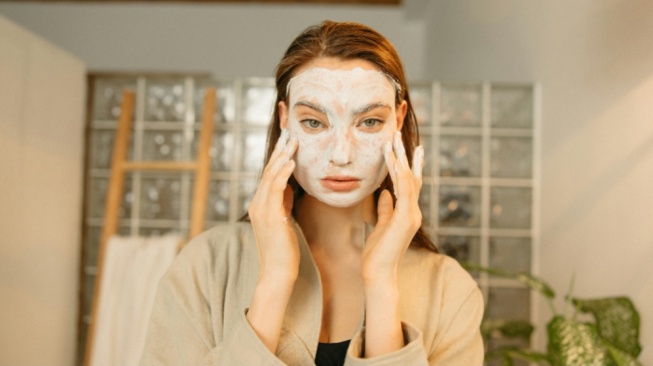 Gak Cuma Enak Dimakan, Ini 5 Face Wash Stroberi yang Bikin Kulit Glowing!