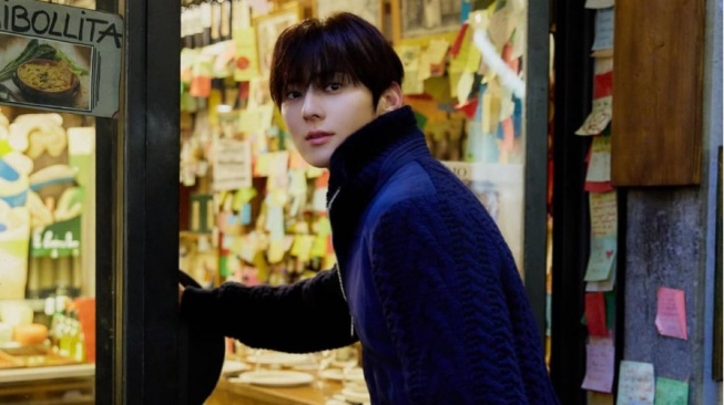 Travel Look Goals! 4 OOTD ala Hwang Min Hyun yang Simpel dan Stylish
