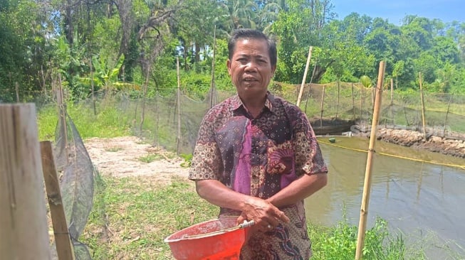 Ahmad Supriadi, Kepala Dusun di Kecamatan Sambelia, Lombok Timur, sekaligus peternak ikan. (Sura.com/Dwi Bowo Raharjo)