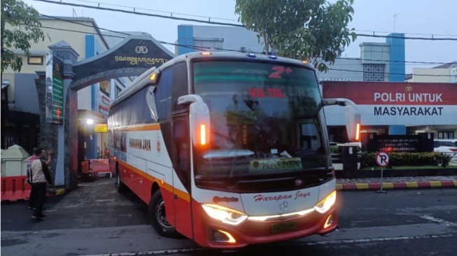 Bus Harapan Jaya Angkut 12 Pejabat Pemkab Tulungagung ke Surabaya Usai Diperiksa 12 Jam