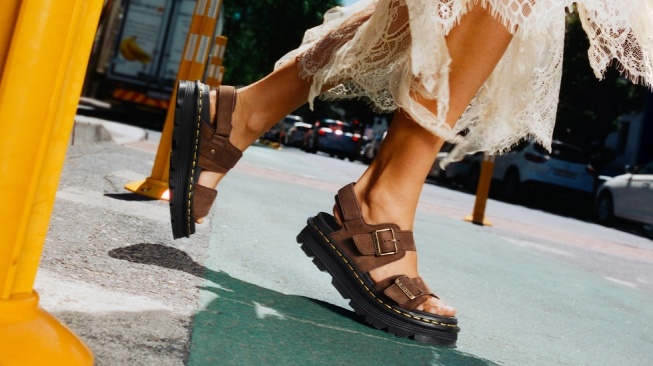 Lupakan Sandal Berat! Ini Tren Alas Kaki Cloud-Walking yang Bakal Dominasi Musim Panas 2026