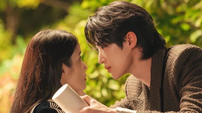 Sinopsis Perfect Crown, Lika-liku IU dan Byeon Woo-seok Nikah Kontrak