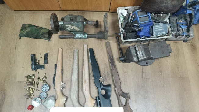 Breskrim Polri menangkap Tatang Sutardin alias "Ki Bedil" maestro pembuat senjata api (senpi) dan bahan peledak ilegal di Rancaekek, Jawa Barat. [Bareskrim Polri]