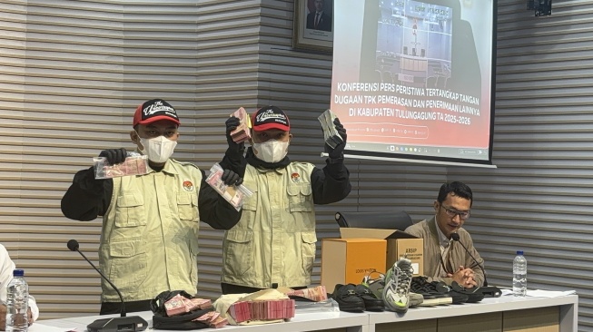 KPK mengamankan uang tunai sebesar Rp335,4 juta serta barang mewah bermerek internasional saat OTT Bupati Tulungagung, Gatut Sunu Wibowo. [Suara.com/Dea]