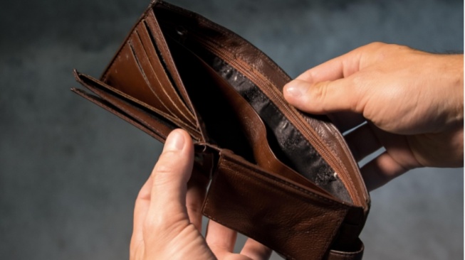 Di Balik Angka yang Disebut Cukup: Senyum di Luar, Pusing Hitung Sisa Saldo Kemudian