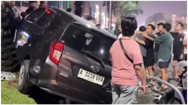 Petaka Parkir di Bahu Jalan! Sigra 'Nangkring' di Pembatas Jalan Usai Dihantam Fortuner di Tangerang