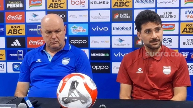 Persib Bandung menang dramatis 3-2 atas Bali United di Stadion GBLA meski bermain dengan 10 orang. Bek Frans Putros tegaskan raihan tiga poin adalah hal terpenting. [Dok. Suara.com/Rahman]