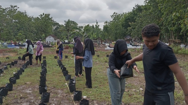 Kegiatan pertanian oleh komunitas Petani Punk Gunungkidul. (Dok: istimewa).