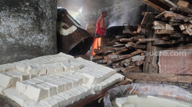 Perajin Tahu di Semarang merasa terbebani dampak perang dan konflik geopolitik. [Kontributor/IFN]  