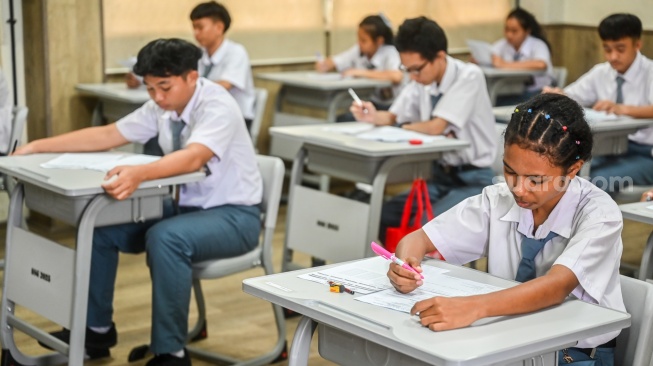 Sejumlah murid mengikuti kegiatan belajar mengajar di SMK Katolik Sint Joseph, Jakarta, Senin (13/4/2026). [ANTARA FOTO/Rivan Awal Lingga/wsj]