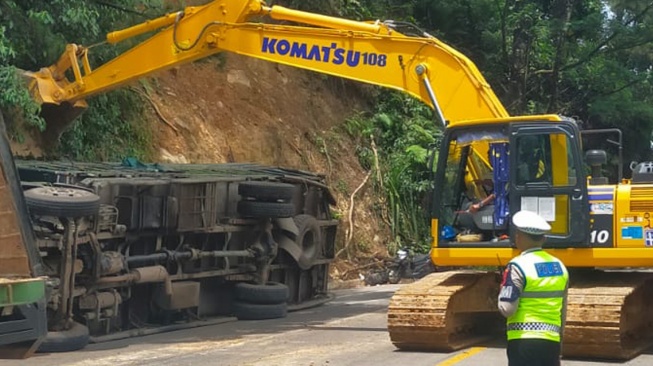 Truk Angkut Semen Terbalik di Sitinjau Lauik. [Ist]