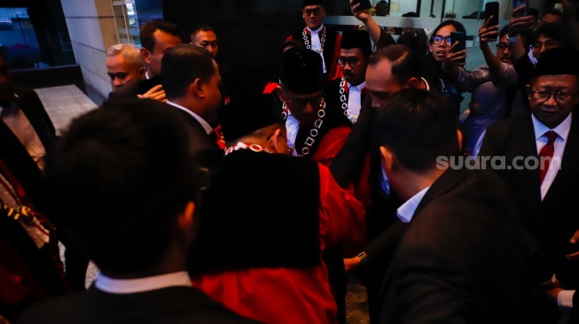 Hakim Konstitusi Anwar Usman pingsan saat acara Wisuda Purnabakti dan Penyambutan Hakim di Gedung Mahkamah Konstitusi, Jakarta, Senin (13/4/2026). [Suara.com/Alfian Winanto]