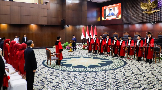 Suasana saat acara Wisuda Purnabakti dan Penyambutan Hakim di Gedung Mahkamah Konstitusi, Jakarta, Senin (13/4/2026). [Suara.com/Alfian Winanto]