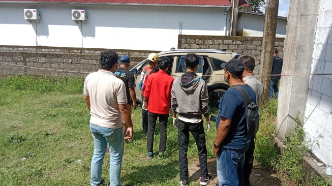 Evakuasi penemuan mayat yang ditemukan di dalam mobil di Balai Padukuhan Pojok Tiyasan, Condongcatur, Depok, Sleman, Senin (13/4/2026). (Dok: Polresta Sleman).