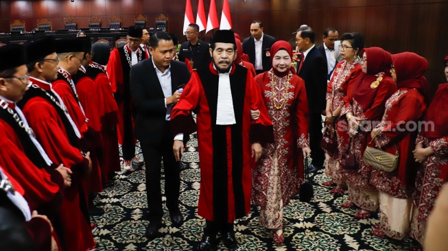 Hakim Konstitusi Anwar Usman duduk beristirahat saat acara Wisuda Purnabakti dan Penyambutan Hakim di Gedung Mahkamah Konstitusi, Jakarta, Senin (13/4/2026). [Suara.com/Alfian Winanto]