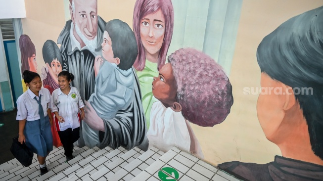 Dua orang murid berjalan di kawasan sekolah SMK Katolik Sint Joseph, Jakarta, Senin (13/4/2026). [ANTARA FOTO/Rivan Awal Lingga/wsj]