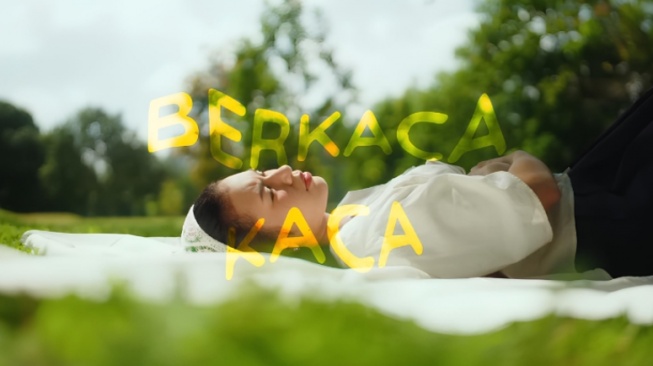 Sisi Gelap Bertahan dalam Luka yang Digambarkan Lagu Berkaca-kaca