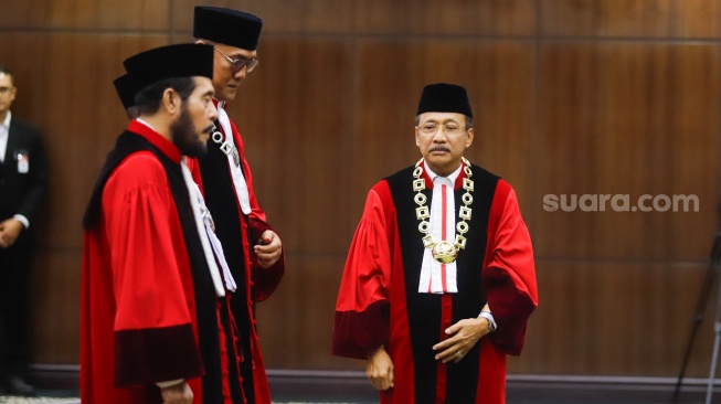 Ketua Hakim Konstitusi Suhartoyo saat acara Wisuda Purnabakti dan Penyambutan Hakim di Gedung Mahkamah Konstitusi, Jakarta, Senin (13/4/2026). [Suara.com/Alfian Winanto]
