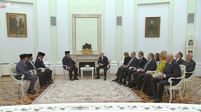 Presiden Rusia Vladimir Putin menerima kunjungan Presiden RI Prabowo Subianto di Istana Kremlin, Senin (13/4/2026). (Tangkapan layar]