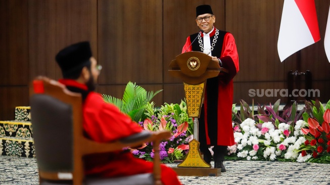 Hakim Konstitusi Adies Kadir memberikan sambutan saat acara Wisuda Purnabakti dan Penyambutan Hakim di Gedung Mahkamah Konstitusi, Jakarta, Senin (13/4/2026). [Suara.com/Alfian Winanto]