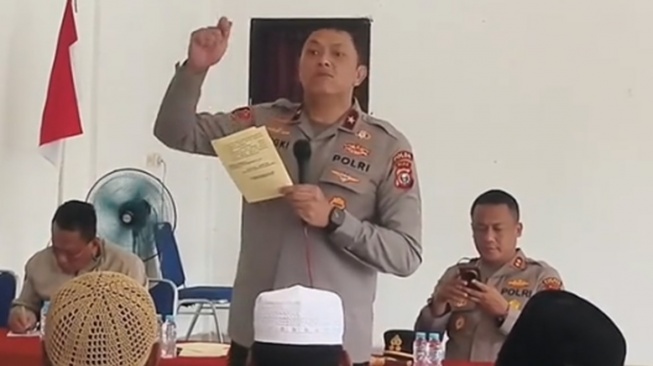 Momen Kapolres Rohil Main HP saat Wakapolda Riau Bahas Pemberantasan Narkoba