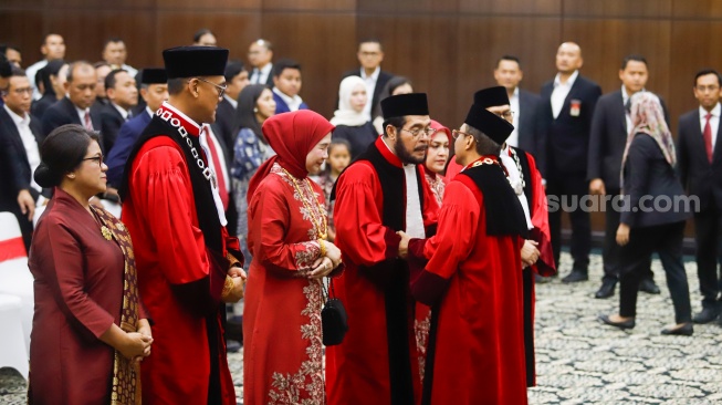 Suasana saat acara Wisuda Purnabakti dan Penyambutan Hakim di Gedung Mahkamah Konstitusi, Jakarta, Senin (13/4/2026). [Suara.com/Alfian Winanto]