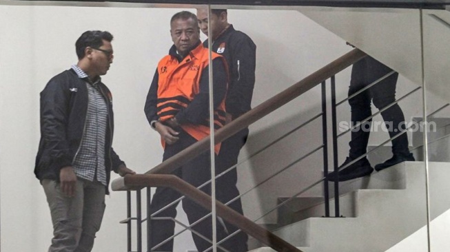 Bupati Tulungagung Gatut Sunu Wibowo (tengah) mengenakan rompi tahanan usai menjalani pemeriksaan setelah terjaring Operasi Tangkap Tangan (OTT) di Gedung Merah Putih KPK, Jakarta, Minggu (12/4/2026) dini hari. (ANTARA FOTO/Darryl Ramadhan).