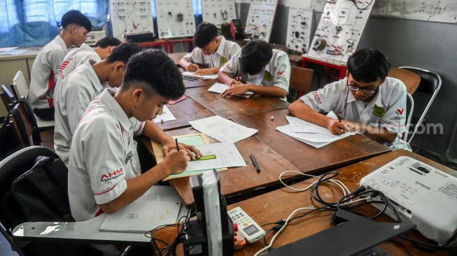 Sejumlah murid mengikuti pelatihan otomotif di SMK Katolik Sint Joseph, Jakarta, Senin (13/4/2026). [ANTARA FOTO/Rivan Awal Lingga/wsj]