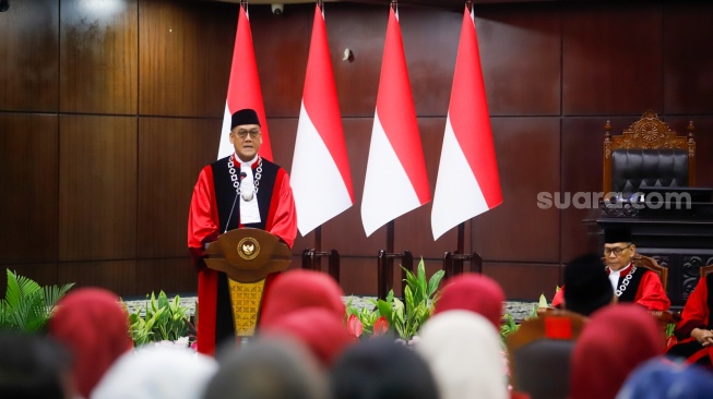 Hakim Konstitusi Liliek Prisbawono Adi memberikan sambutan saat acara Wisuda Purnabakti dan Penyambutan Hakim di Gedung Mahkamah Konstitusi, Jakarta, Senin (13/4/2026). [Suara.com/Alfian Winanto]
