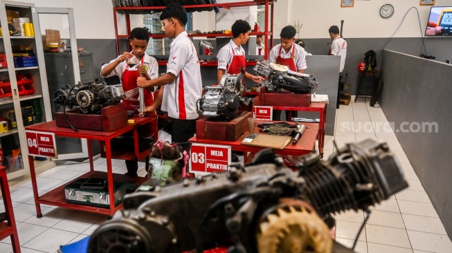 Sejumlah murid mengikuti pelatihan otomotif di SMK Katolik Sint Joseph, Jakarta, Senin (13/4/2026). [ANTARA FOTO/Rivan Awal Lingga/wsj]