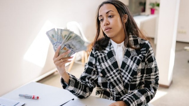 Side Hustle Bukan Gila Kerja, Tapi Perjuangkan Pekerja UMR untuk Bertahan