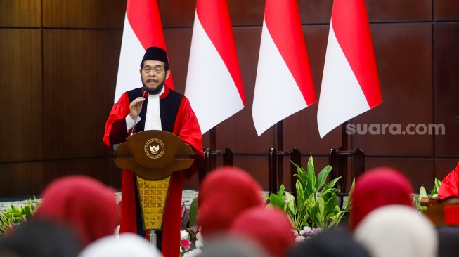 Hakim Konstitusi Anwar Usman memberikan sambutan saat acara Wisuda Purnabakti dan Penyambutan Hakim di Gedung Mahkamah Konstitusi, Jakarta, Senin (13/4/2026). [Suara.com/Alfian Winanto]