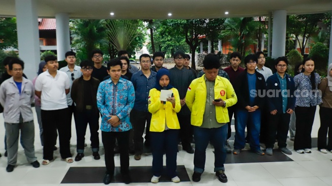 Sejumlah mahasiswa yang tergabung di Aliansi BEM Universitas Indonesia (UI) menyatakan sikap terkait kekerasan seksual yang terjadi di Fakultas Hukum (FH) UI, Depok, Jawa Barat, Selasa (14/4/2026). [Suara.com/Alfian Winanto]
