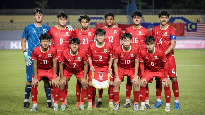 Timnas Indonesia berfoto bersama sebelum pertandingan penyisihan grup A ASEAN U-17 Boys Championship atau AFF U-17 di Stadion Gelora Joko Samudro, Gresik, Jawa Timur, Senin (13/4/2026). [ANTARA FOTO/Rizal Hanafi/sgd]